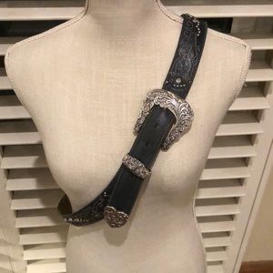 Talk about bling. Justin western leather belt. Great details all around.